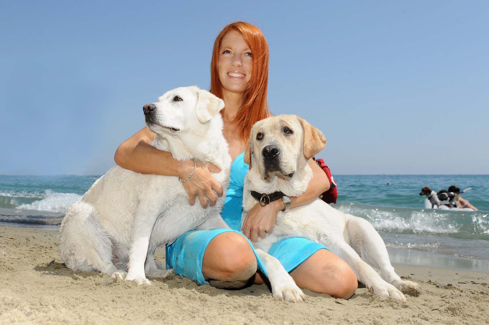 L’onorevole Brambilla visita una dog beach di Lido e presenta il “Manifesto Animalista”