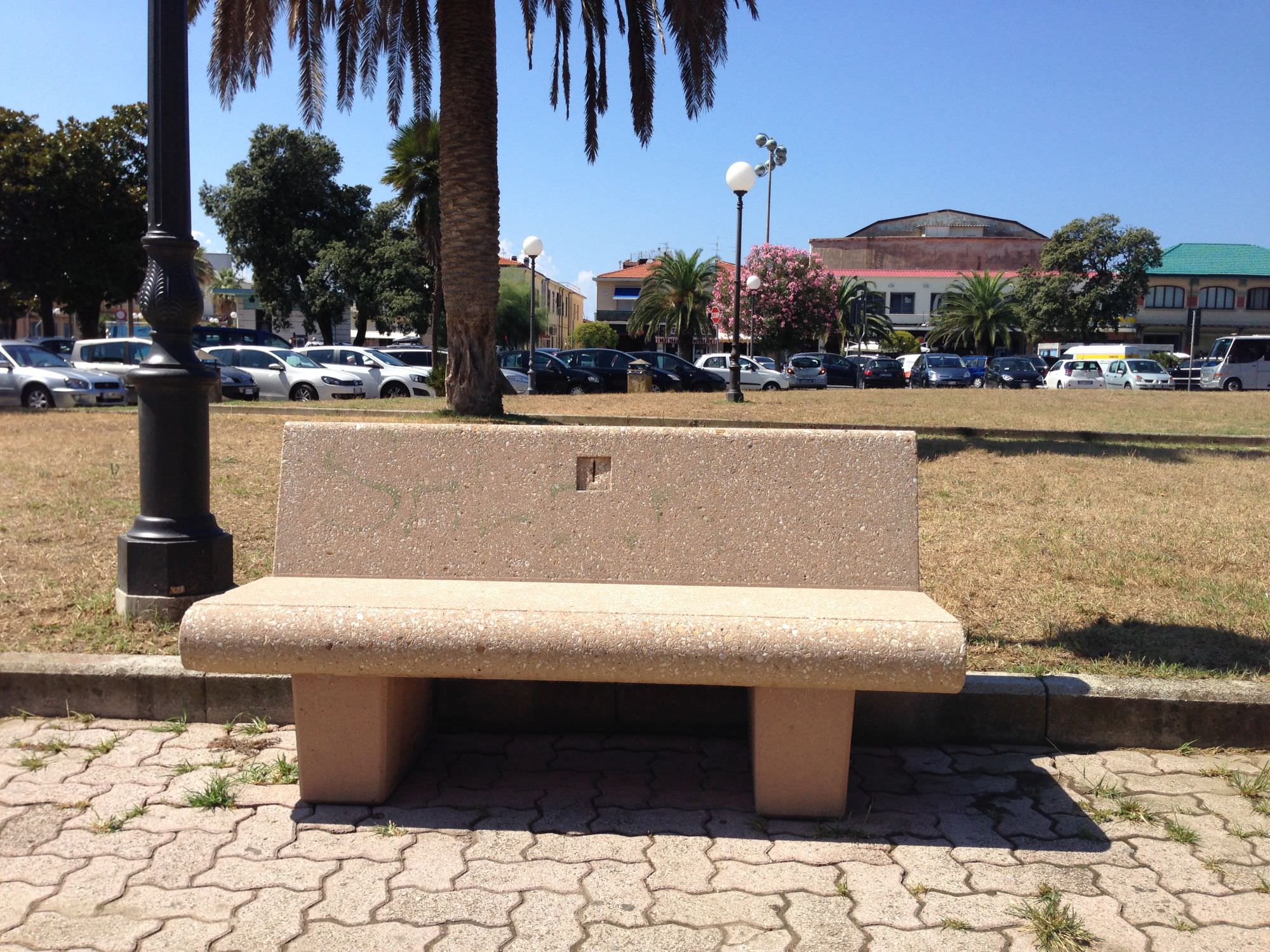 Piazza d’Azeglio, Comune e Sea ripuliscono panchine, fioriere e cestini dei rifiuti