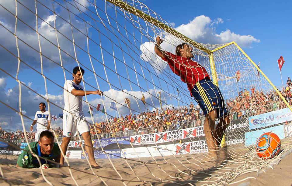 Beach soccer, all’Italia non basta la doppietta d’autore di Gori. Fa festa la Spagna