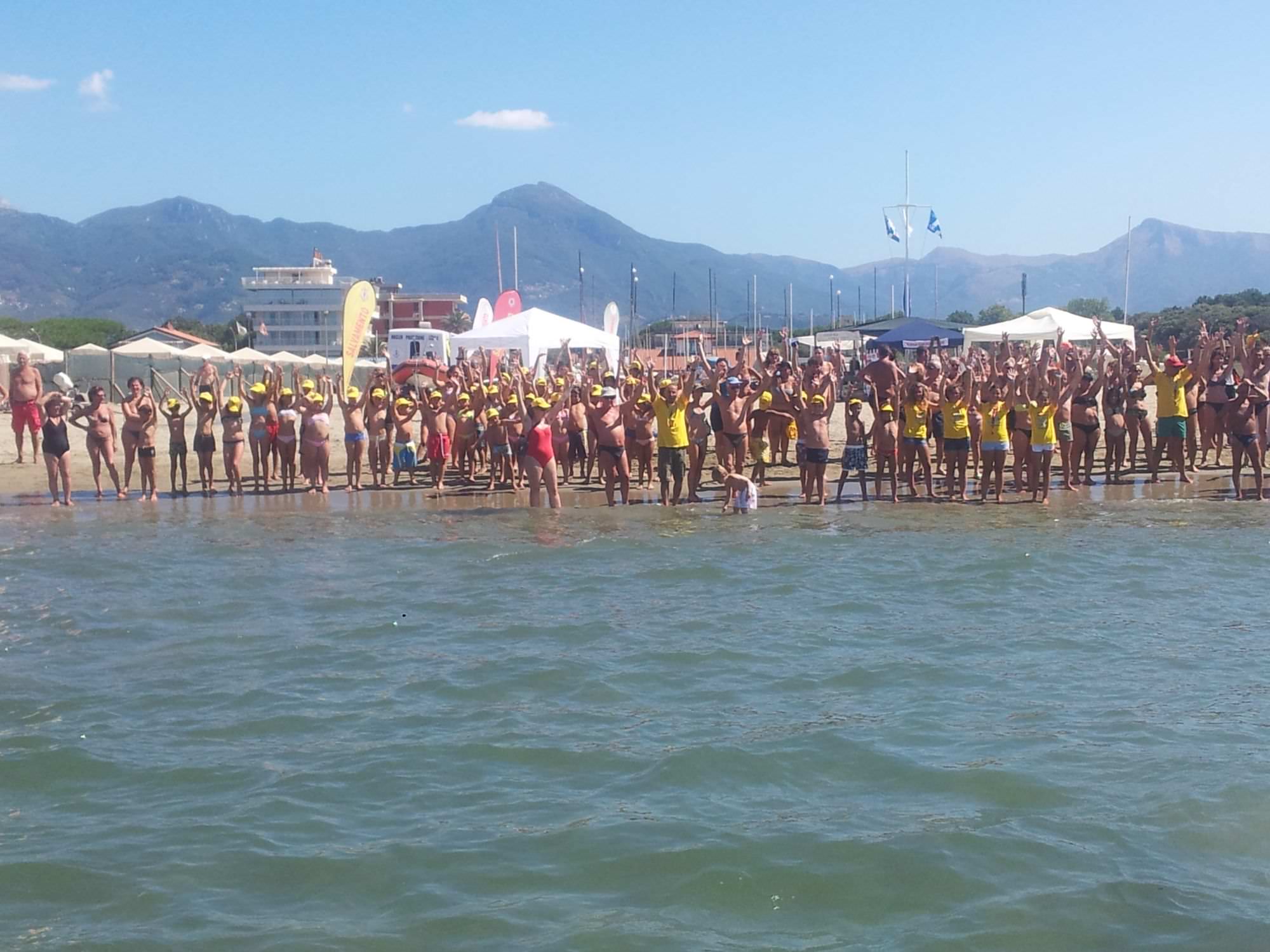 “Un tuffo nel blu”, tantissima gente al Club Velico di Marina di Pietrasanta per il tuffo collettivo