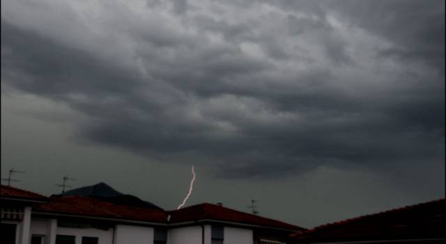 Allerta meteo, Camaiore valuta la chiusura delle scuole