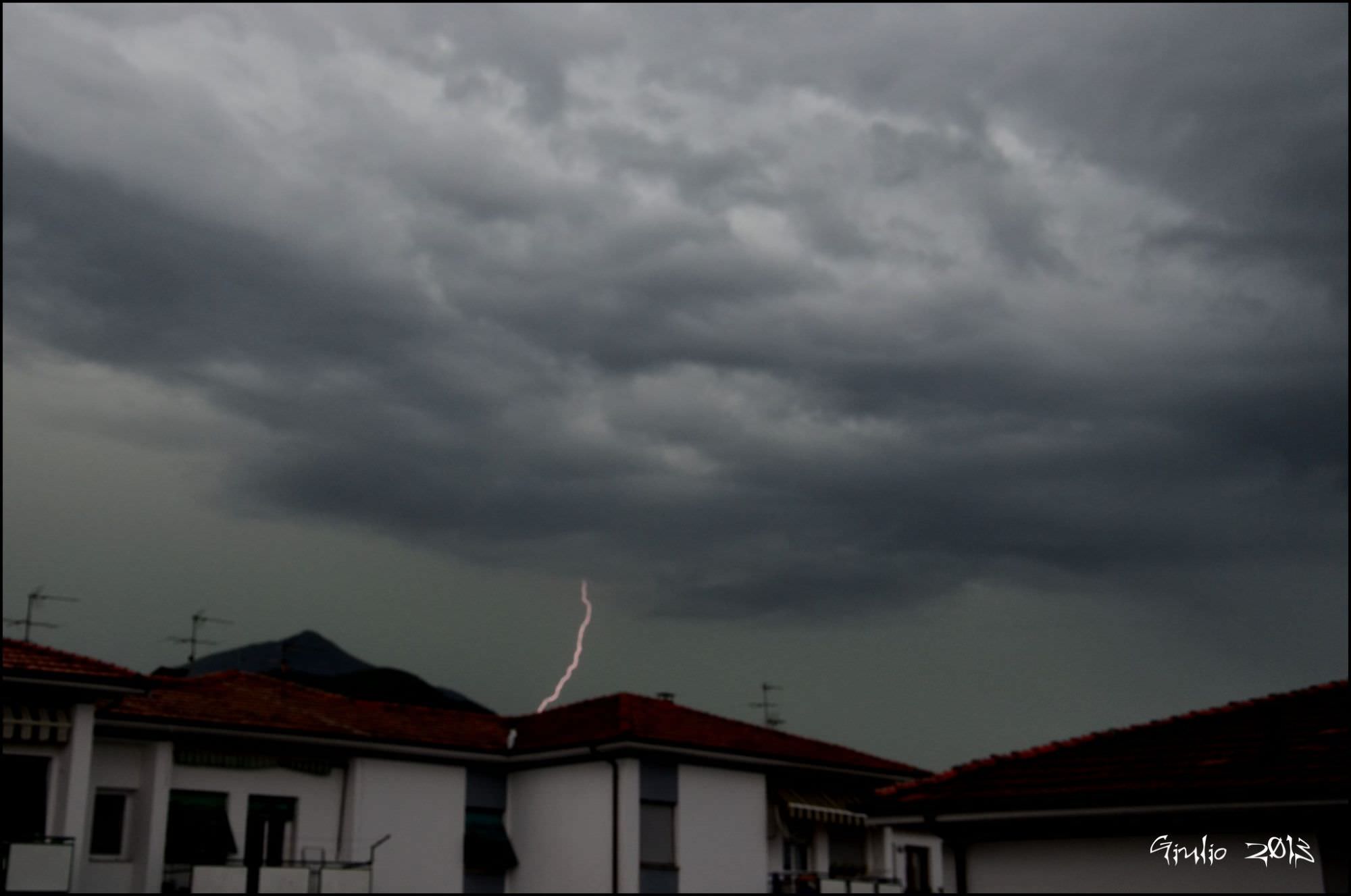 Nuova allerta meteo per pioggia e vento forte in Versilia