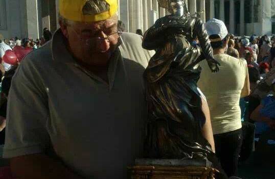 Papa Francesco benedice la statua della Madonna Dolorosa di Corsanico