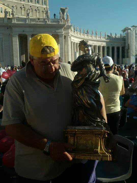 Papa Francesco benedice la statua della Madonna Dolorosa di Corsanico