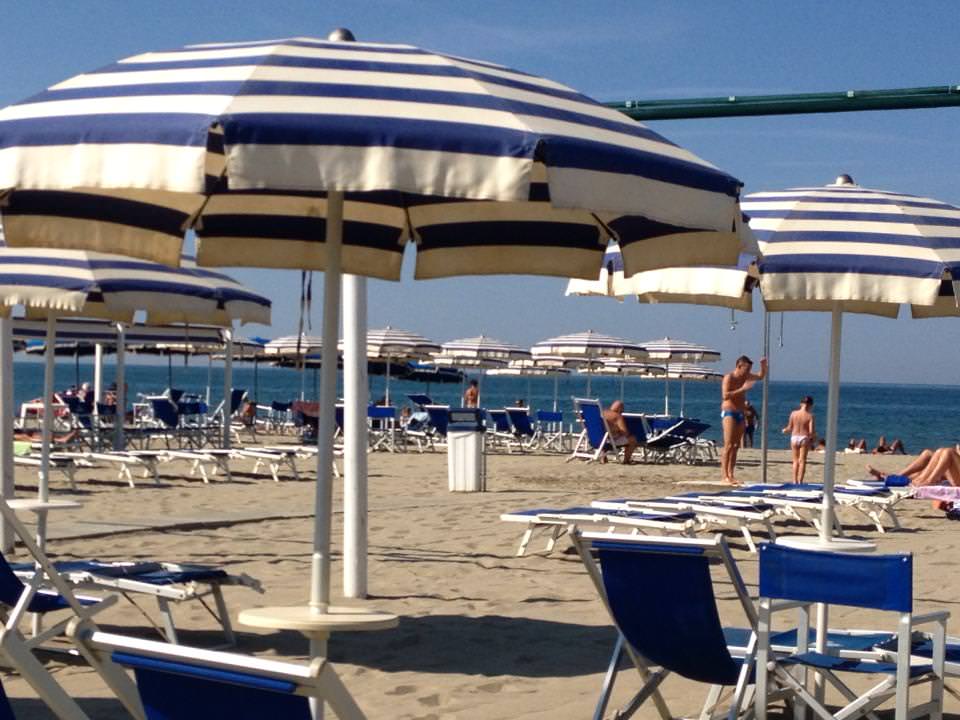 Ladri di biciclette a Viareggio. Ora i turisti se le portano sotto l’ombrellone