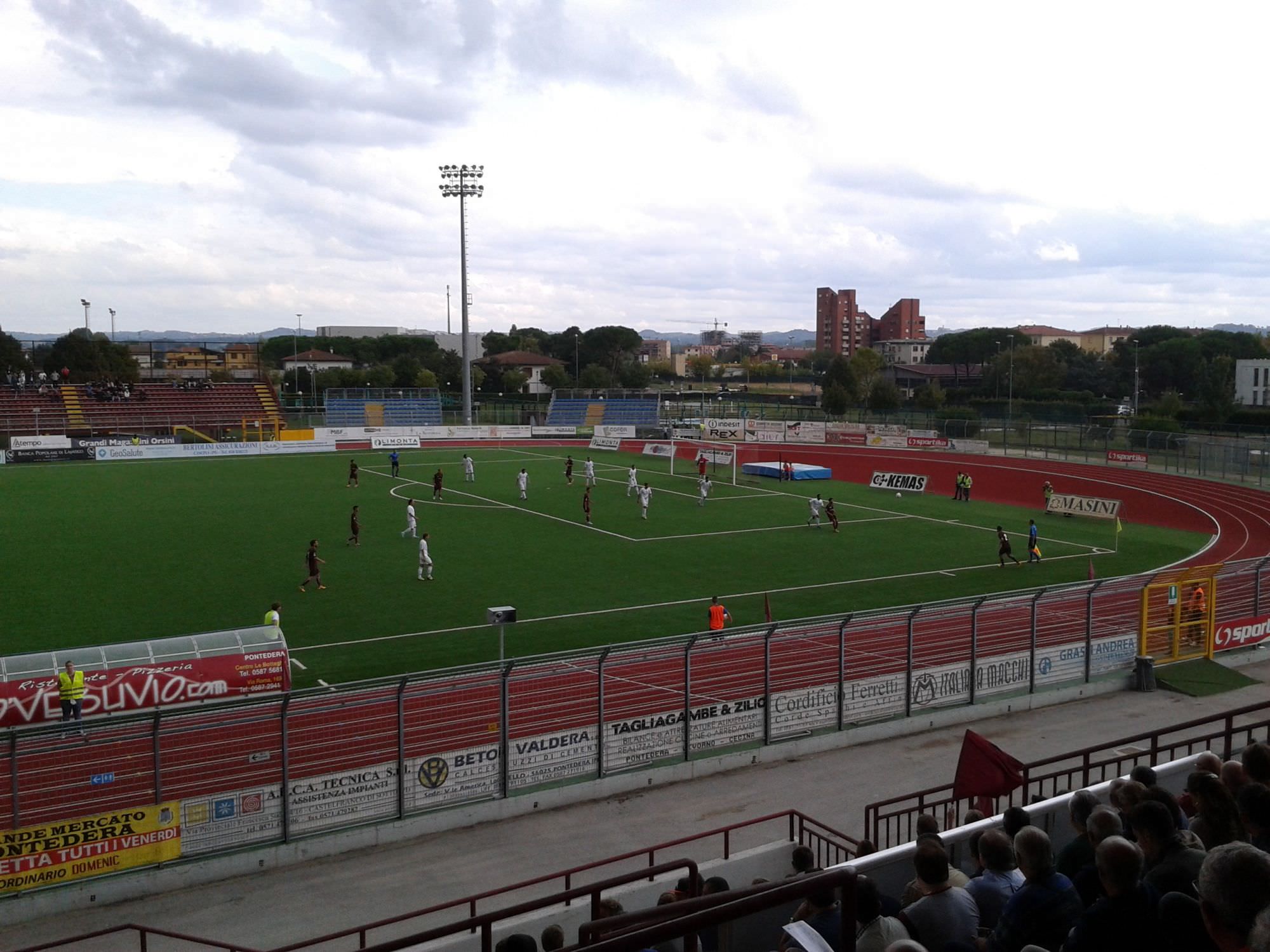 Follia Viareggio, doppio vantaggio gettato alle ortiche: il Pontedera fa 2-2 al 93′