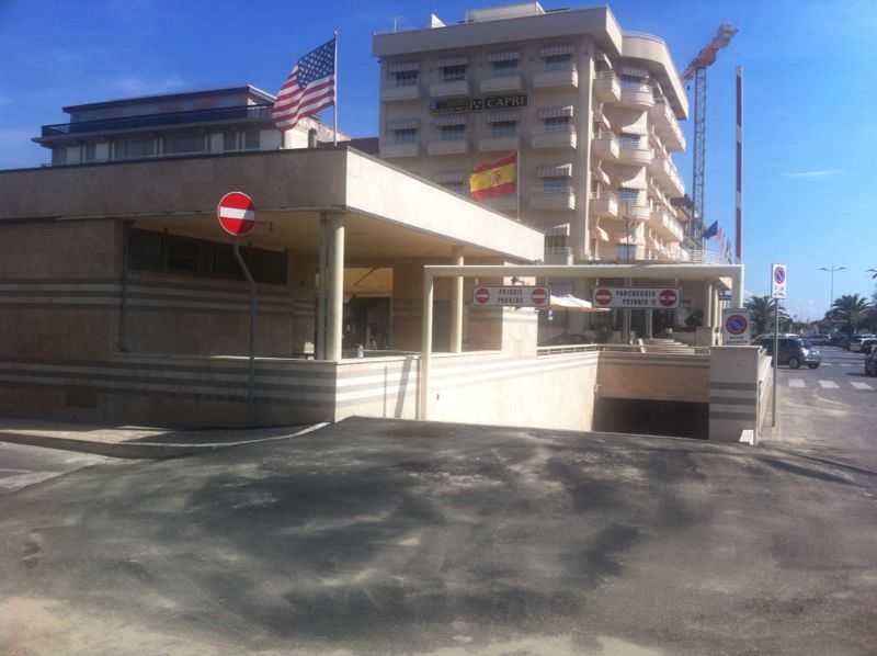 È guerra tra Camaiore e Varia: da demolire i lavori effettuati davanti il parcheggio sotterraneo di Lido