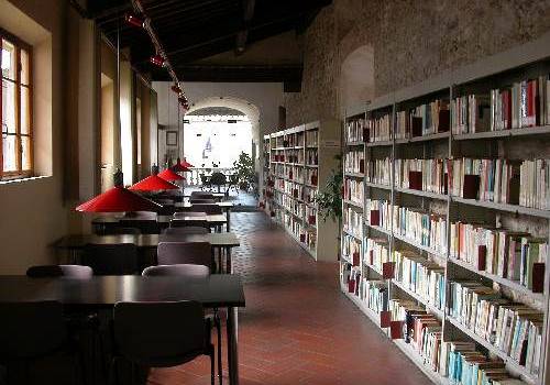 Pausa estiva per la biblioteca comunale a Pietrasanta