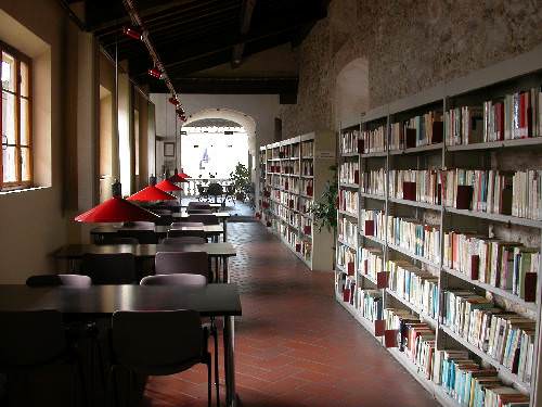 Pausa estiva per la biblioteca comunale a Pietrasanta