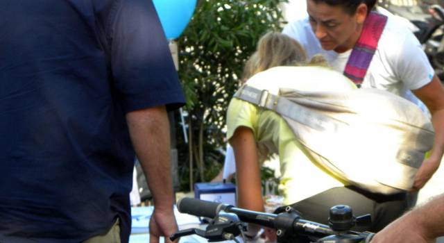 Oltre 350 firme raccolte per dire no al divieto alle bici in via Fratti (le foto)