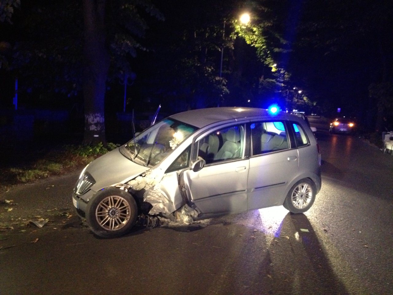 Paura sulla Provinciale, perde il controllo dell’auto e si schianta contro l’albero