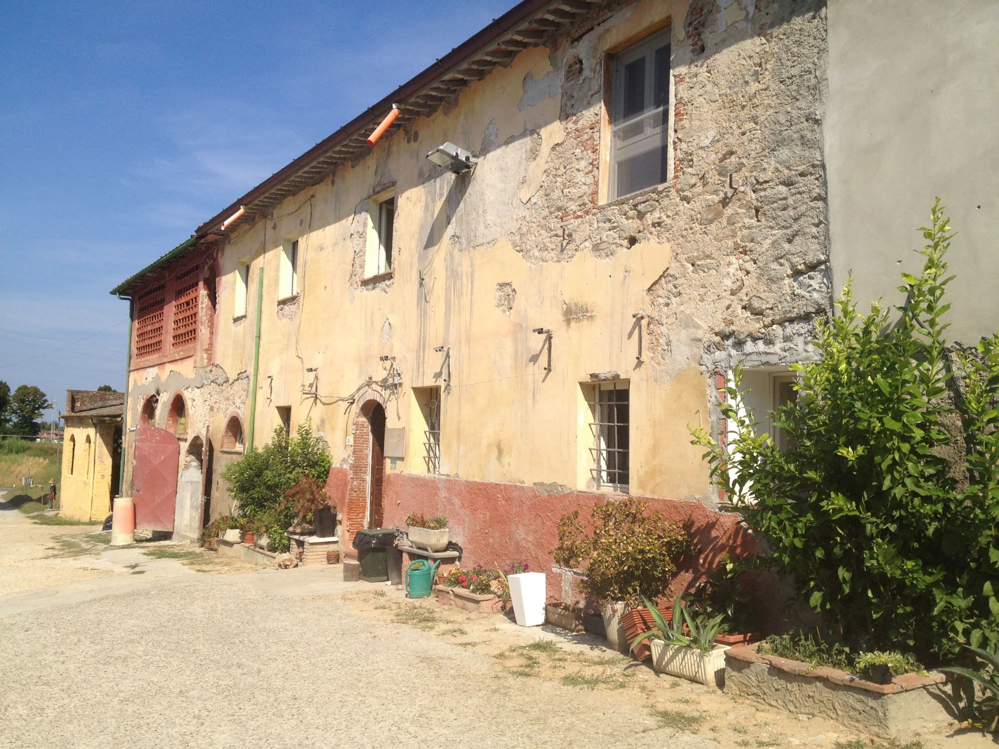 La fattoria della Parrocchia fa apprendistato. Insegnerà sartoria a 11 donne disoccupate