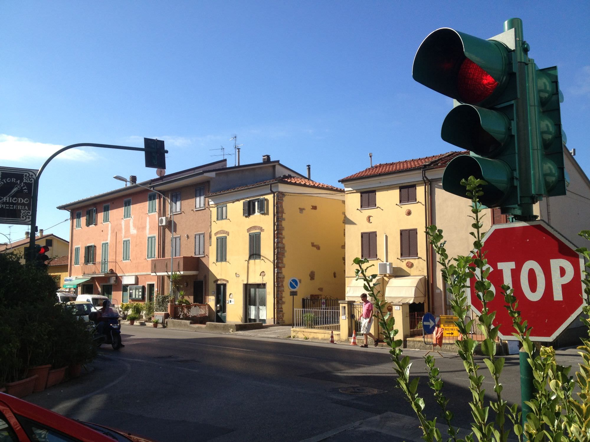 Semafori bislacchi, strade sconnesse e segnaletica inesistente: proteste a Massarosa