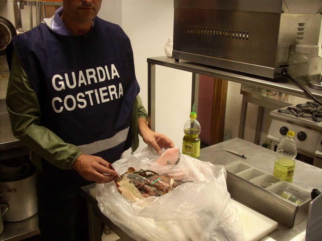 Ristoranti sotto la lente: sequestrati 200 chili di pesce da ristoranti