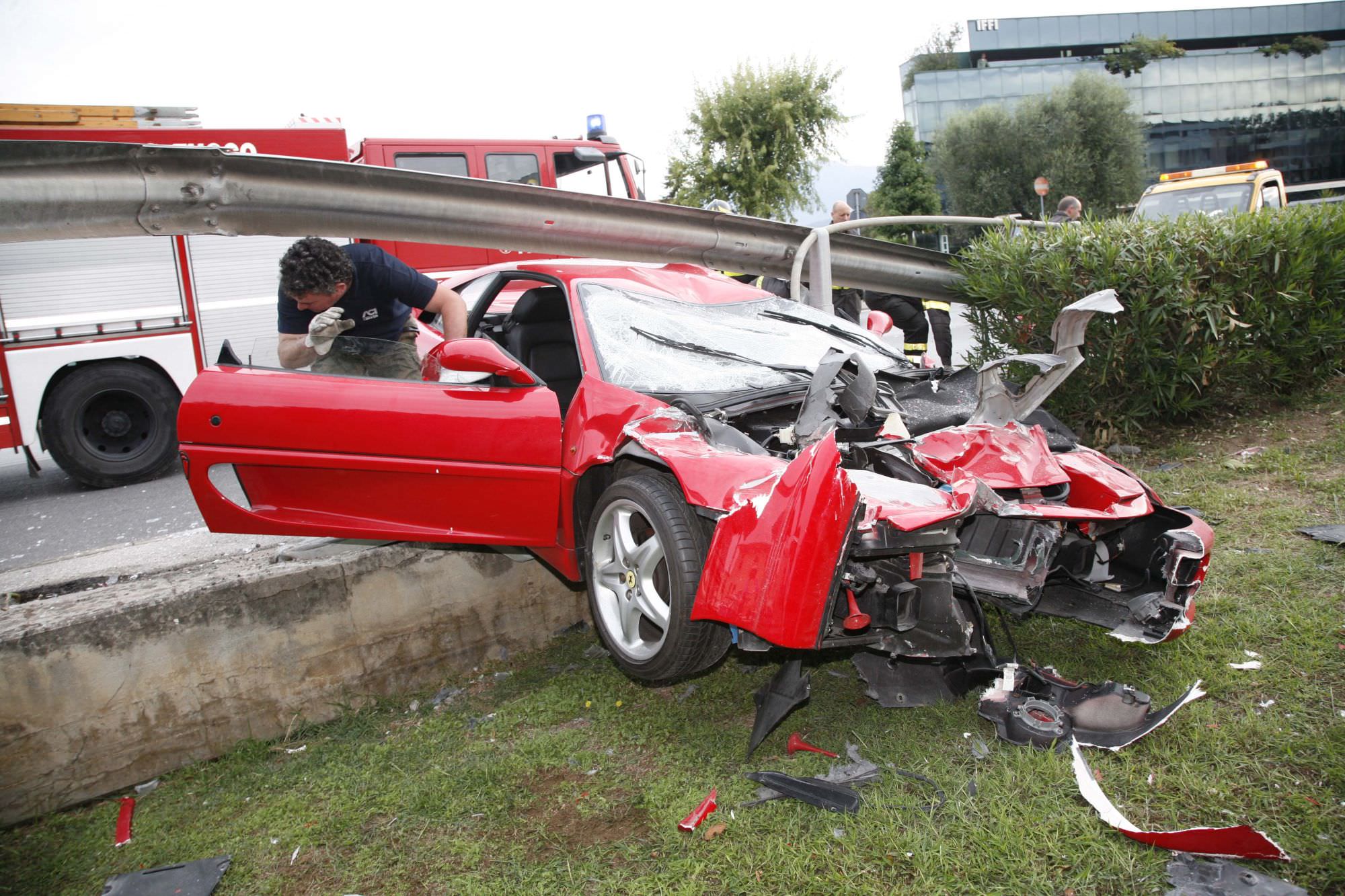 Sbandano e distruggono il Ferrari. Poi vanno al bar e spariscono