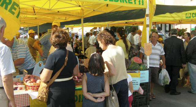 &#8220;Il Comune sposti il mercato di Coldiretti&#8221;, la richiesta degli ambulanti di Via Fratti