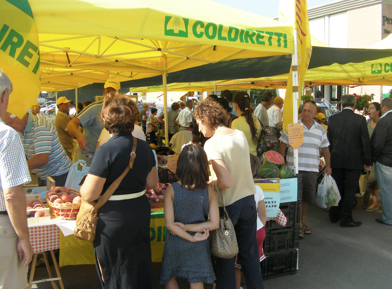 “Il Comune sposti il mercato di Coldiretti”, la richiesta degli ambulanti di Via Fratti