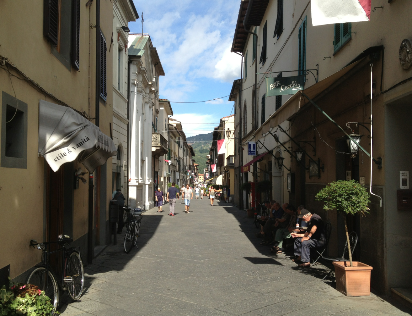 Chiudono i negozi del centro storico di Camaiore. “Mentalità anni ’50”