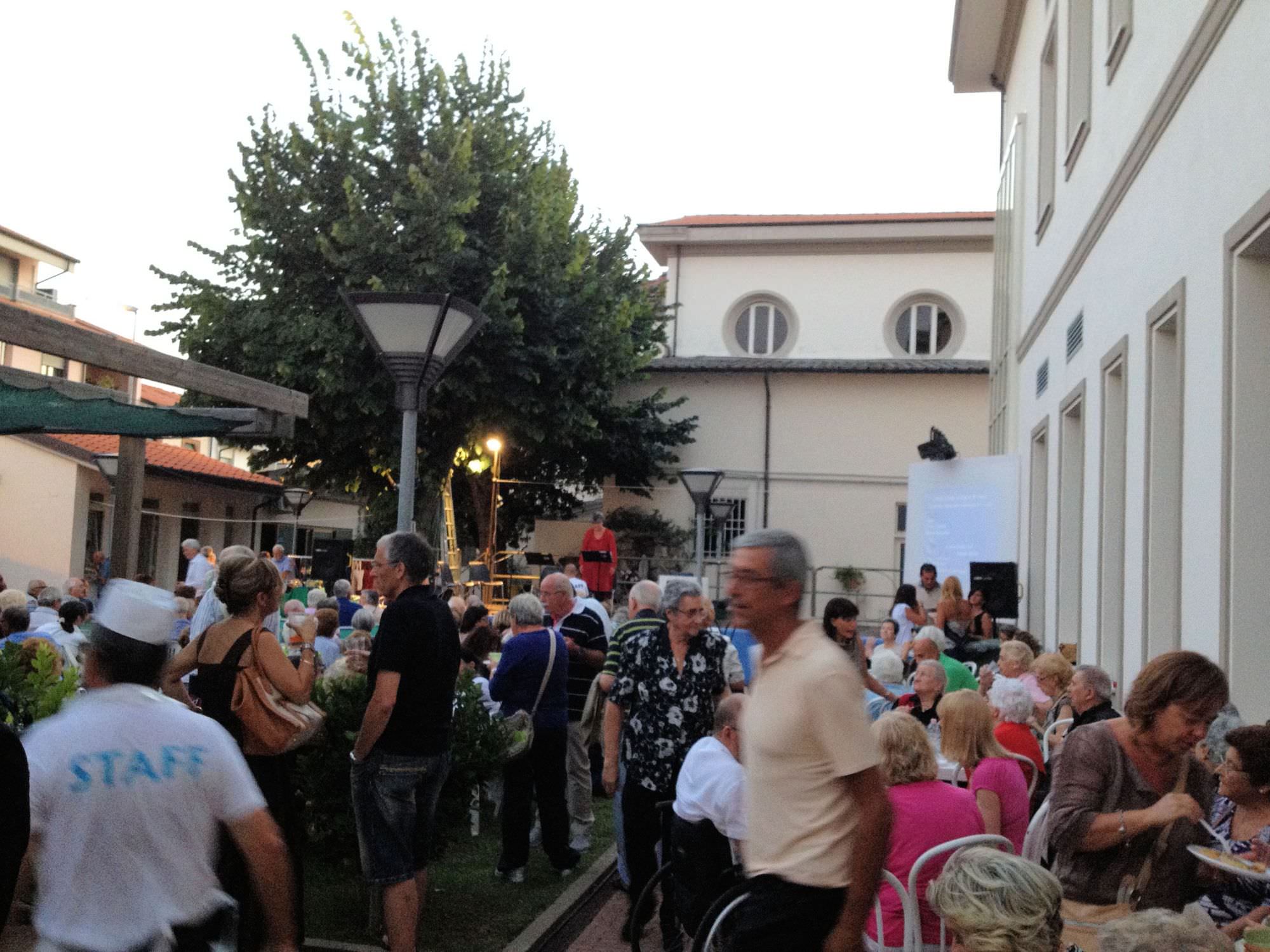 Centinaia di viareggini all’aperitivo-cena per salvare i Poveri Vecchi dalla chiusura