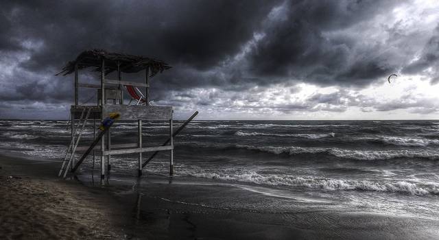 Turista tedesco accusa malore in mare durante il bagno: morto nonostante i soccorsi