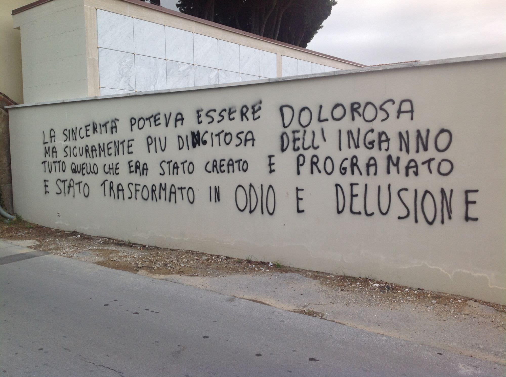 Vandali in azione al cimitero e in centro storico