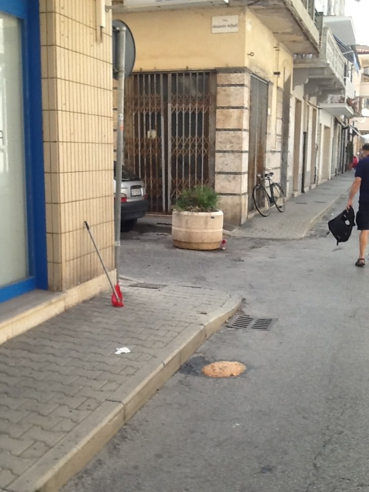 Vomito e vetri rotti in via Fratti, protestano i residenti