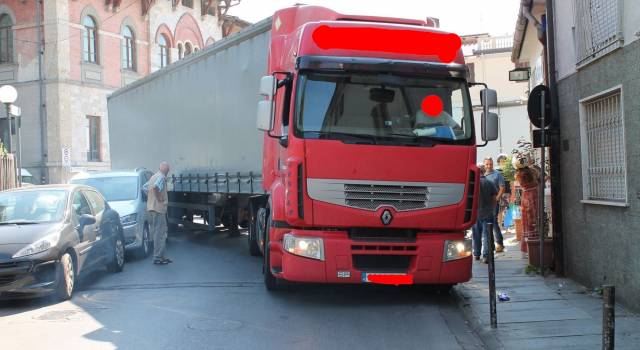 Un camion blocca la strada. Fratelli d&#8217;Italia: &#8220;Colpa delle scelte assurde del sindaco Del Dotto&#8221;