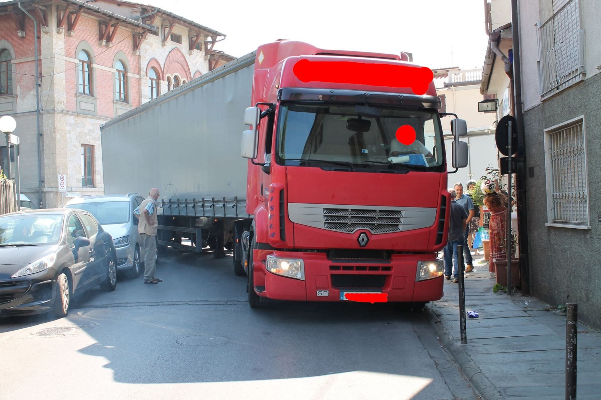 Un camion blocca la strada. Fratelli d’Italia: “Colpa delle scelte assurde del sindaco Del Dotto”