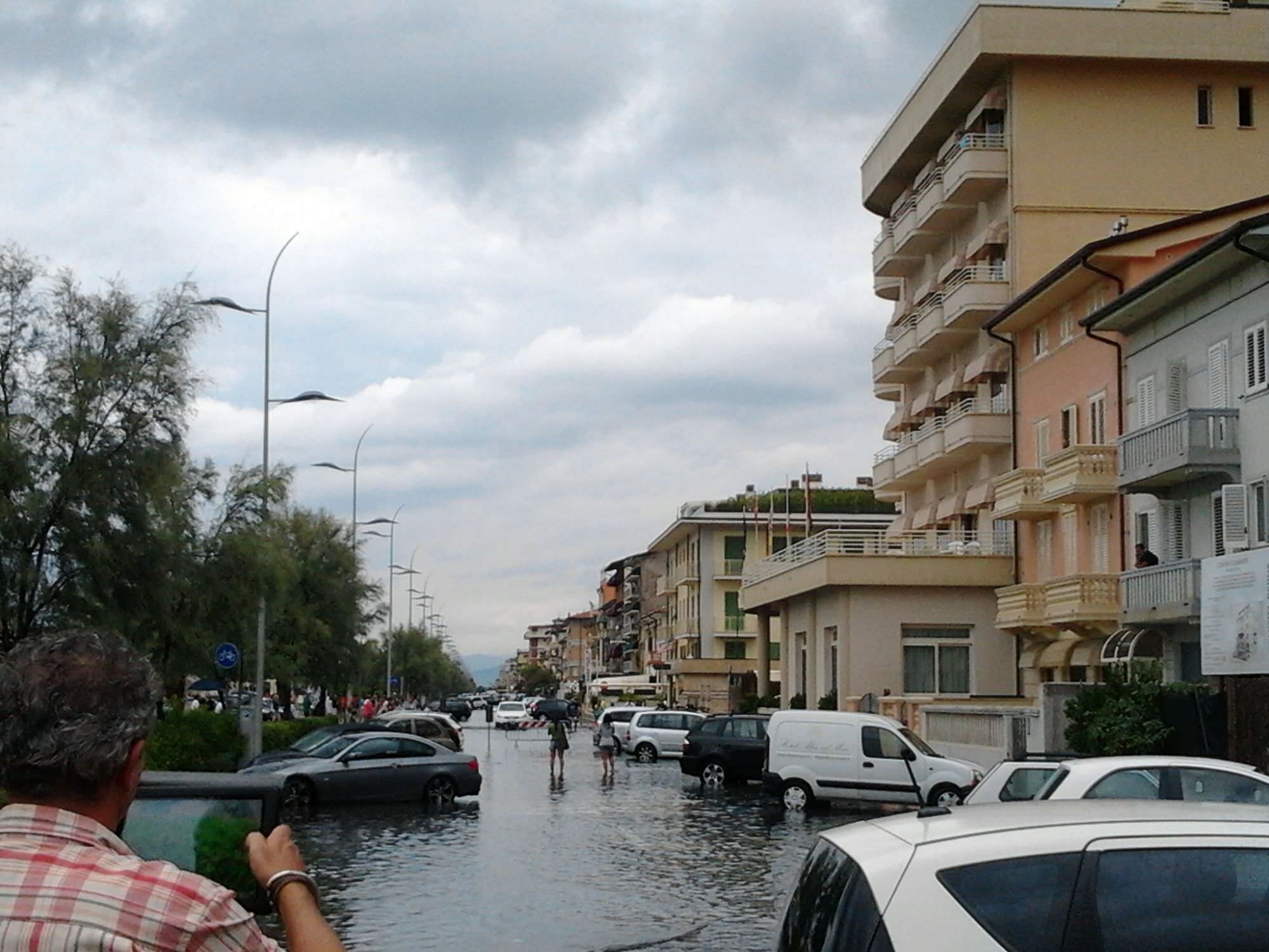 Camaiore, maltempo e ironia: “A Capezzano le case dell’acqua, a Lido l’acqua nelle case”