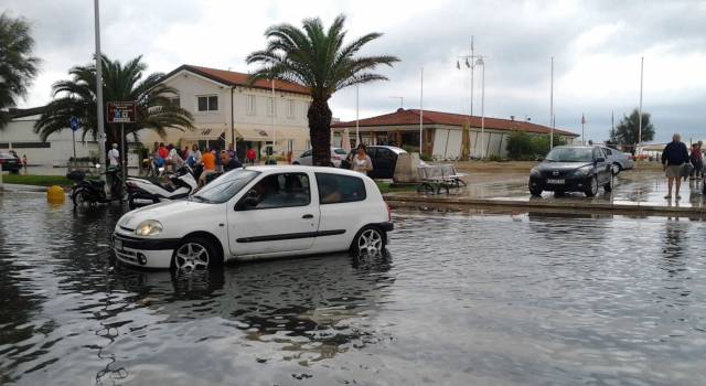 Allerta meteo: pericolo mareggiate e piccoli allagamenti stradali in Versilia