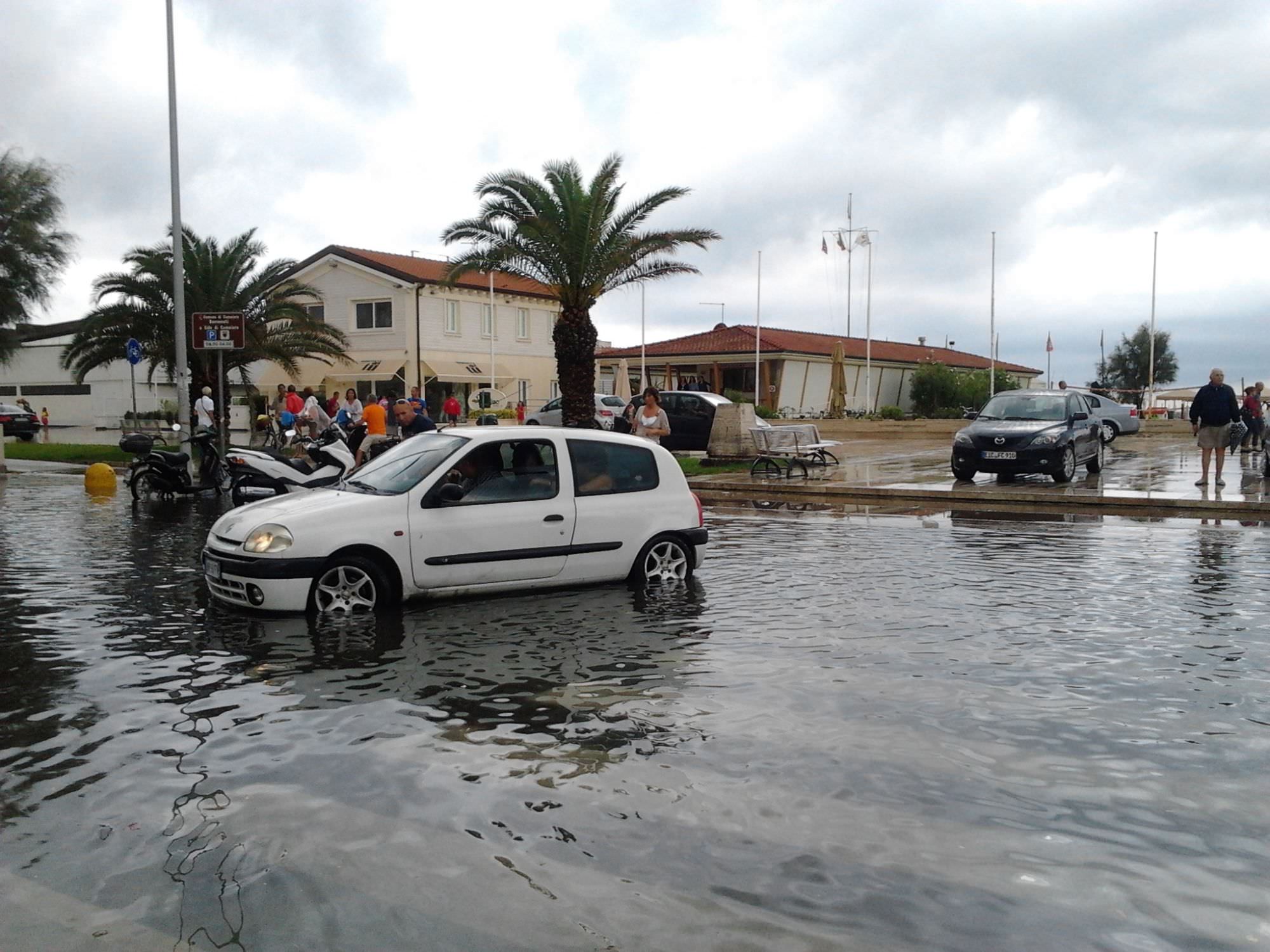 Allerta meteo: pericolo mareggiate e piccoli allagamenti stradali in Versilia