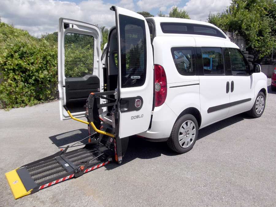 Stiava, un nuovo pulmino per il trasporto disabili