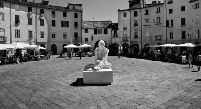 Le statue di Rabarama esposte nel centro di Lucca, bello spot per l&#8217;artigianato di Pietrasanta