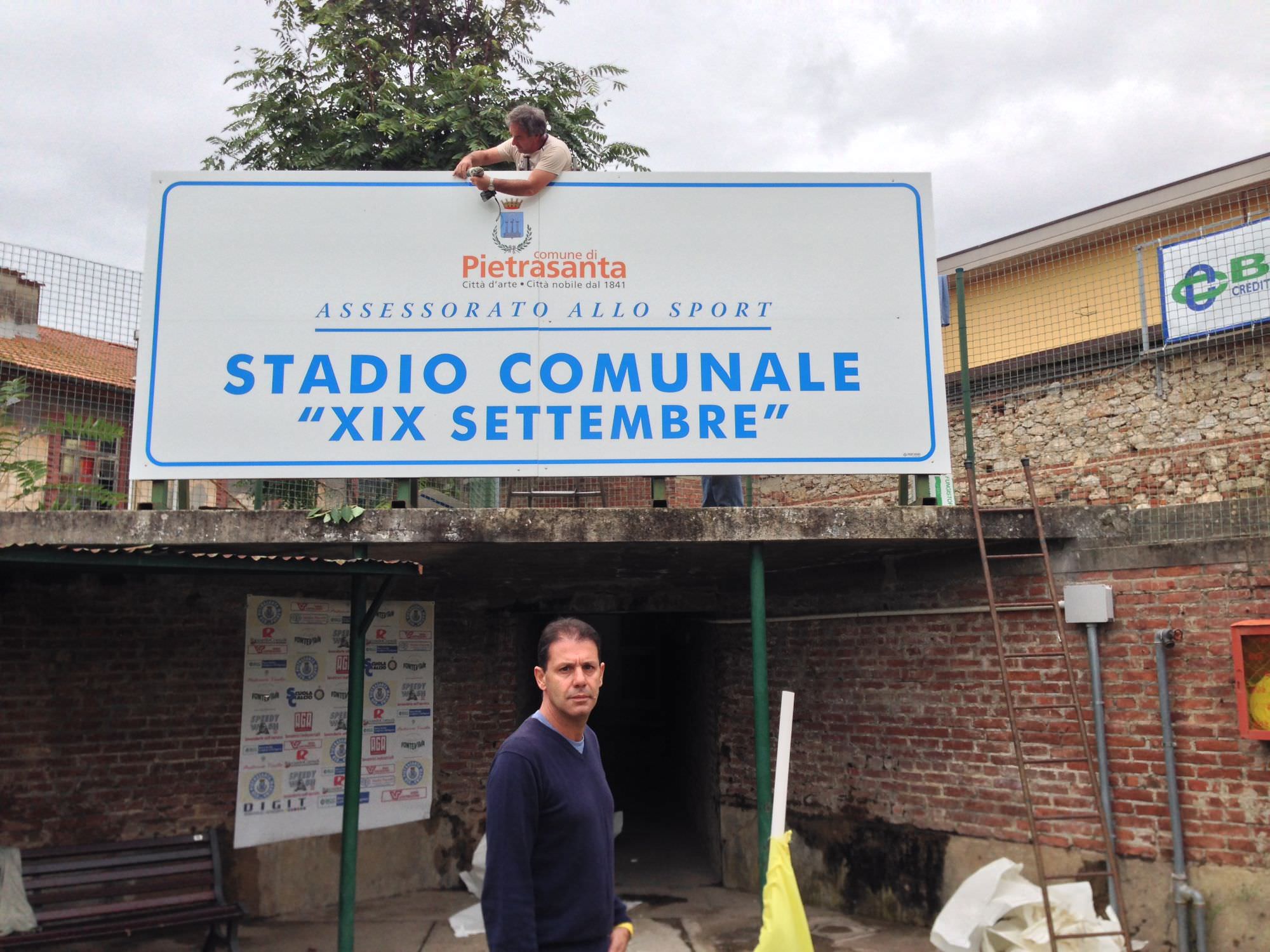 Lo Stadio XIX Settembre ha il suo cartello. Lazzerini: “Rispettati gli impegni presi”