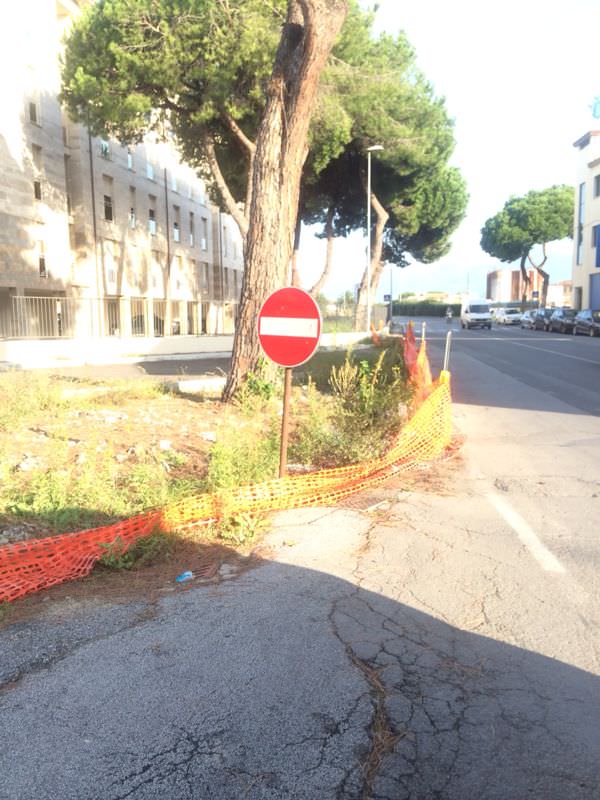 Strada senza marciapiede. Pericoli per i pedoni