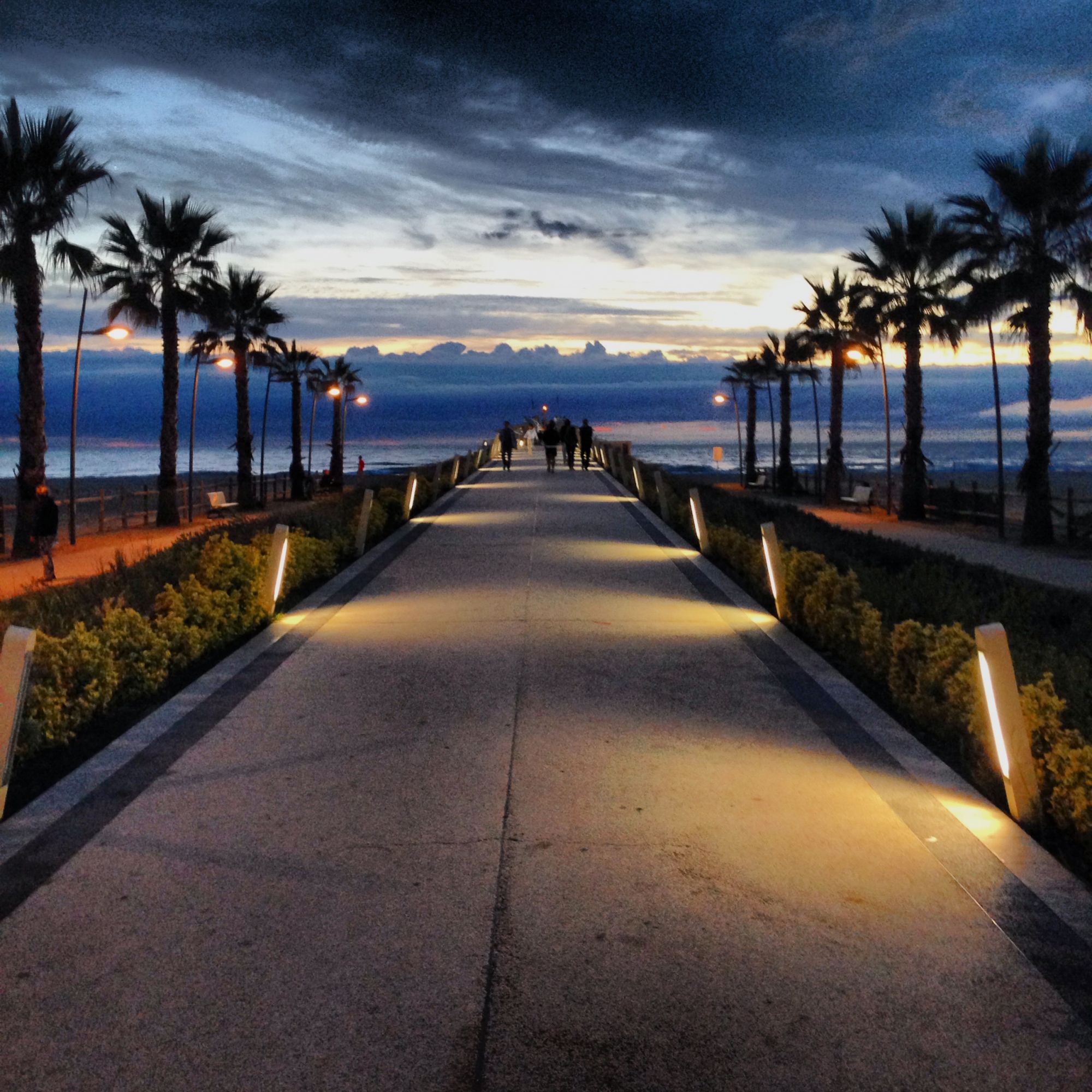 Pulizia del pontile e della passeggiata a mare a Lido di Camaiore