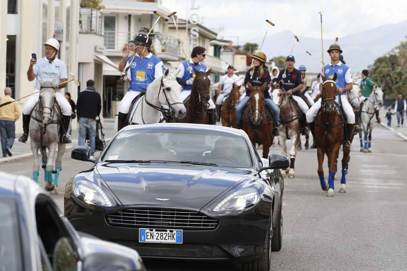 Viareggio Polo Beach Cup: Aston Martin, cavalli e giocatori sfilano sulla passeggiata