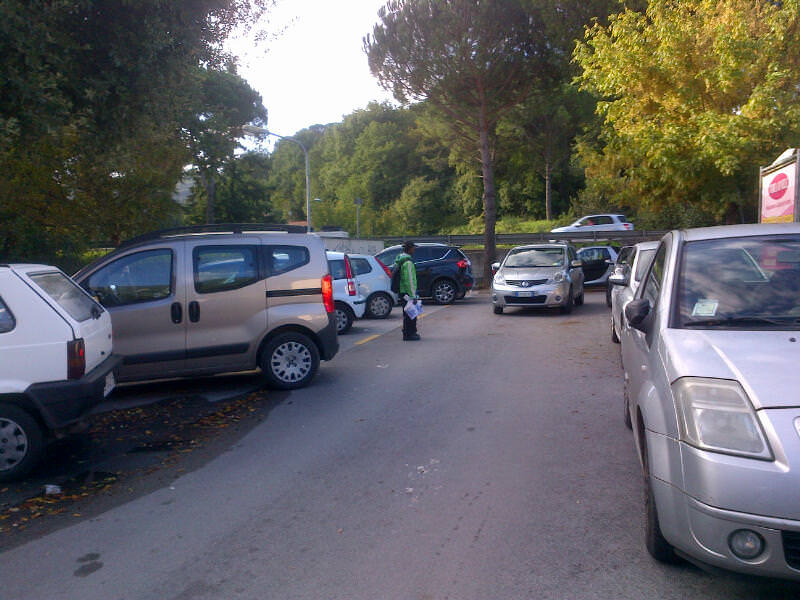 Parcheggiatori abusivi in centro a Camaiore. “Non bastavano all’ospedale”
