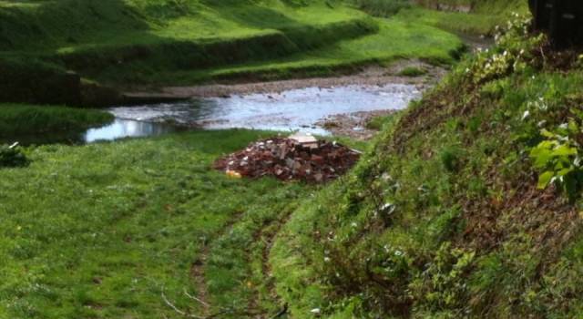 Rifiuti abbandonati sull&#8217;argine del fiume Camaiore