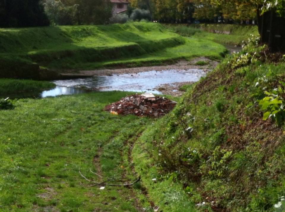 Rifiuti abbandonati sull’argine del fiume Camaiore