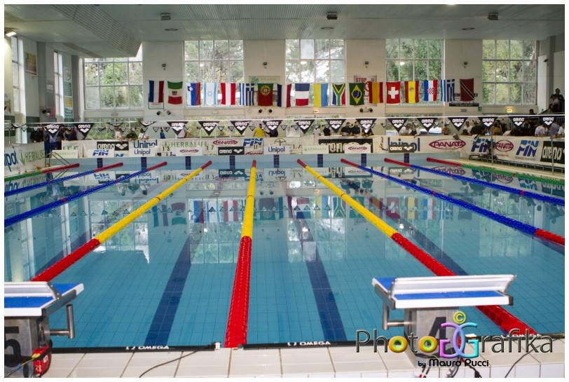 Forzano la porta per rubare in piscina