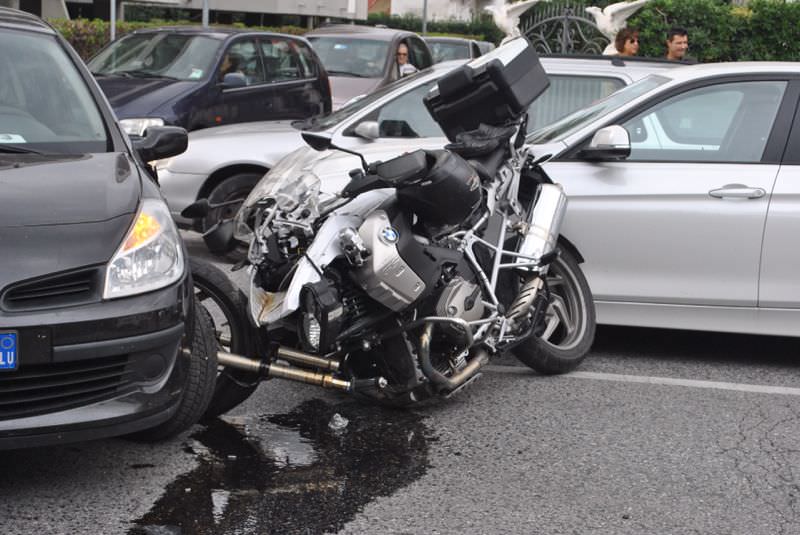 Con la moto incastrata tra due auto. Incidente al Marco Polo