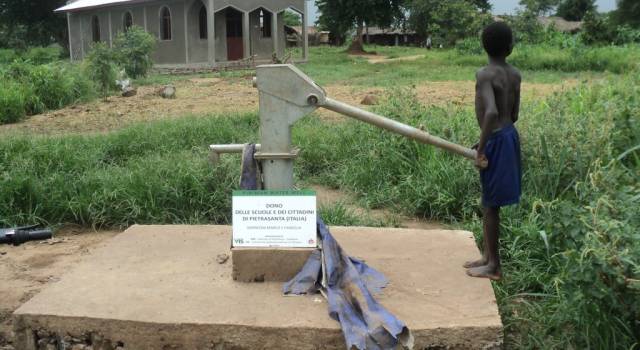 I bambini delle scuole di Pietrasanta &#8220;costruiscono&#8221; un pozzo di acqua in Africa