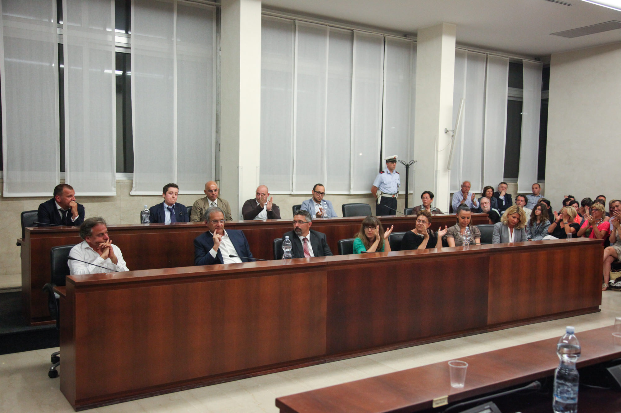 Assessori e consiglieri ridono durante il consiglio comunale aperto a Viareggio (video)