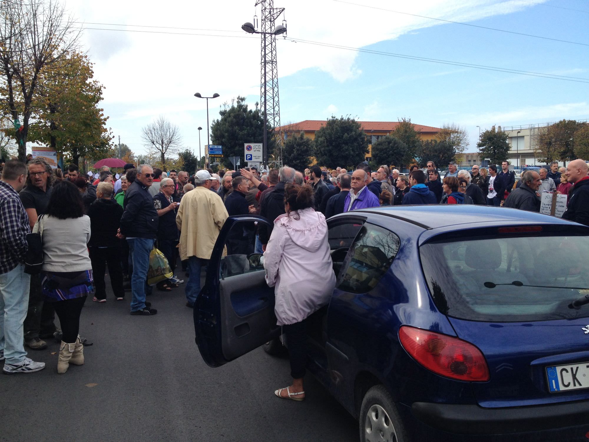 Manifestanti bloccano il traffico. Sarzanese in tilt per ore