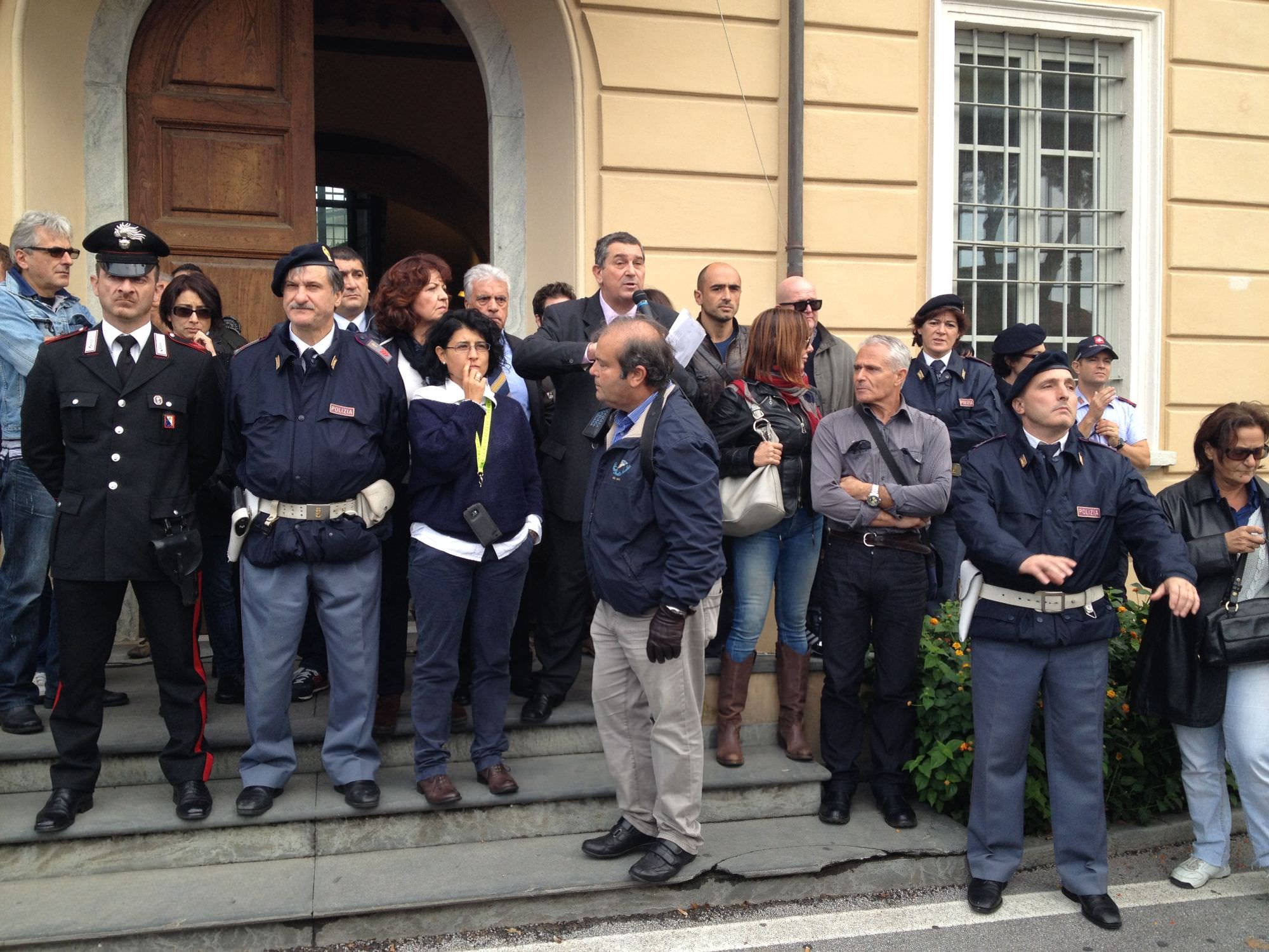 Con caschi e manganelli a difendere sindaco e giunta