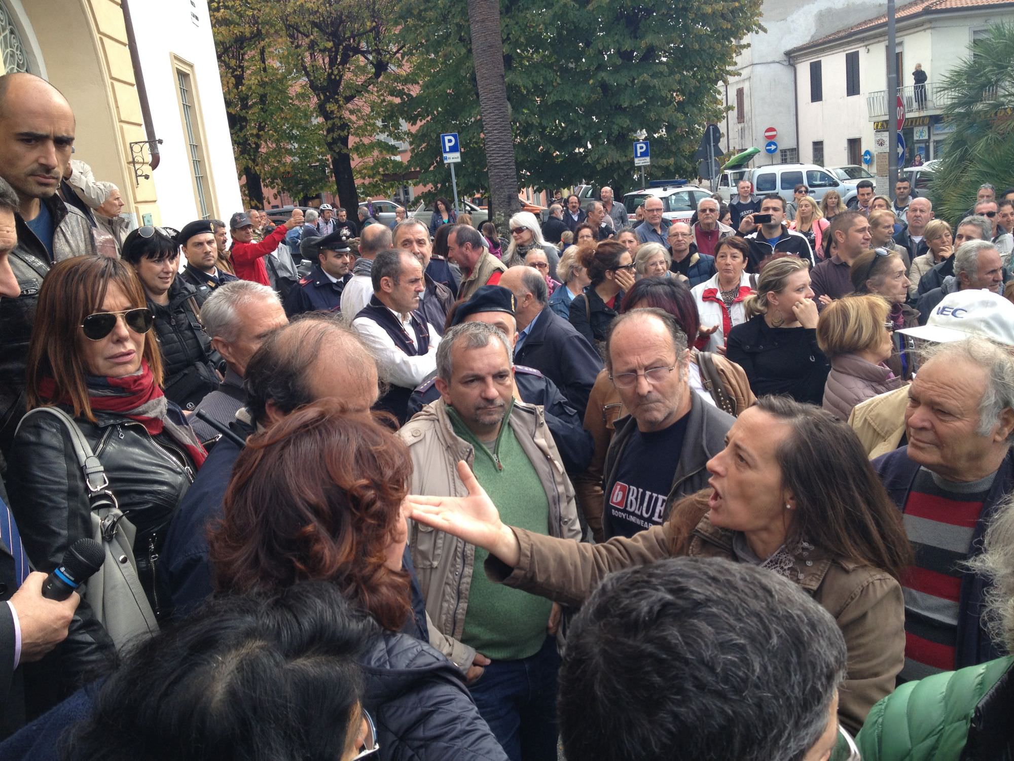 Massarosa, esplode la rabbia anti-Tares: “Buffoni, dimettetevi!”