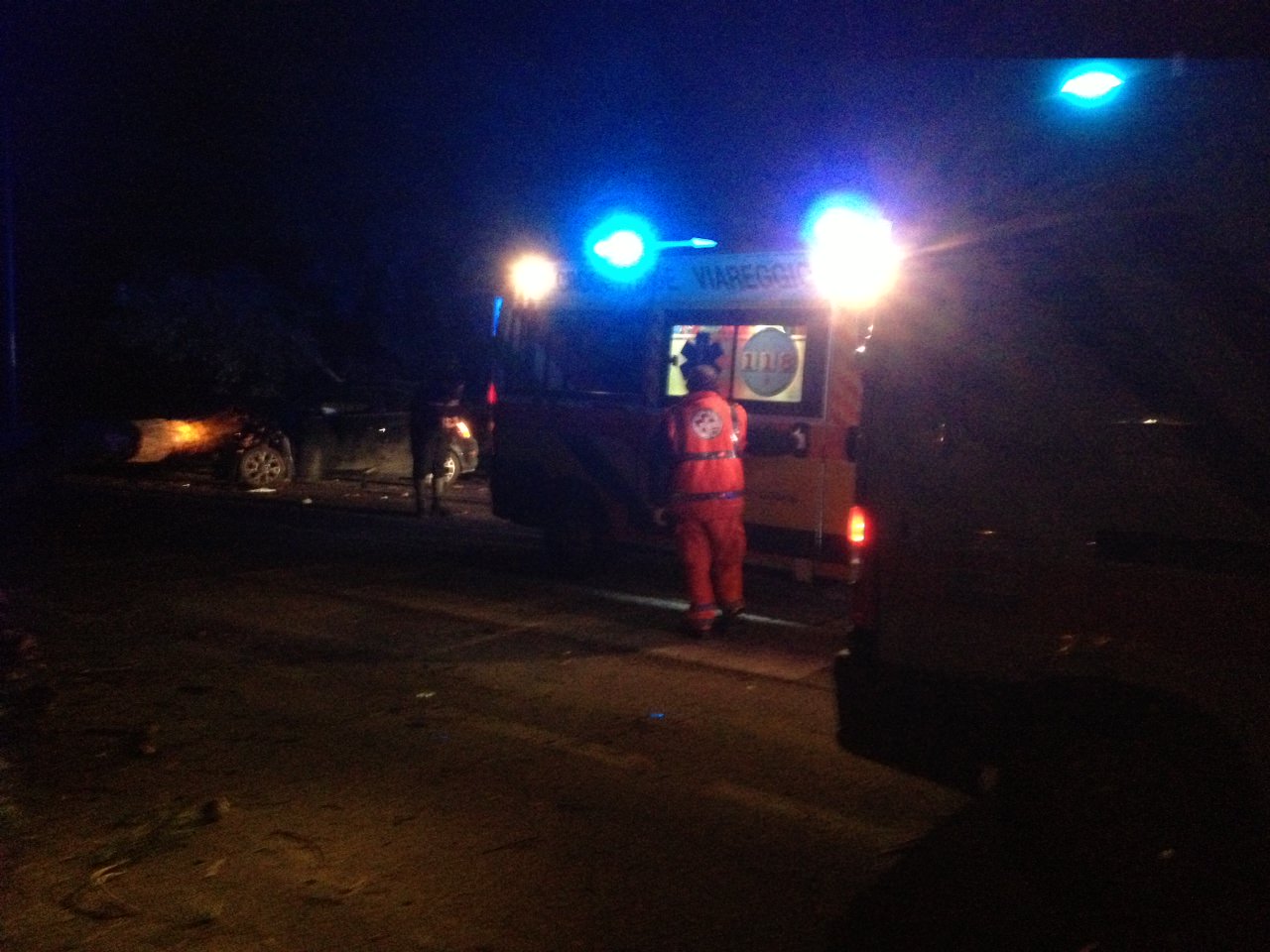 Crolla un pino sull’auto in corsa, due ragazzi all’ospedale. Tragedia sfiorata a Viareggio