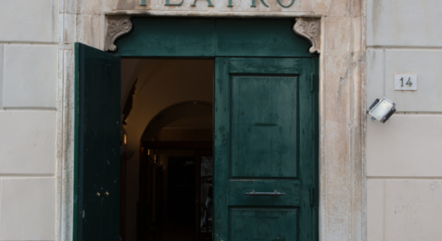 &#8220;Il venditore di medicine&#8221; al Comunale di Pietrasanta. Ci sarà anche il regista