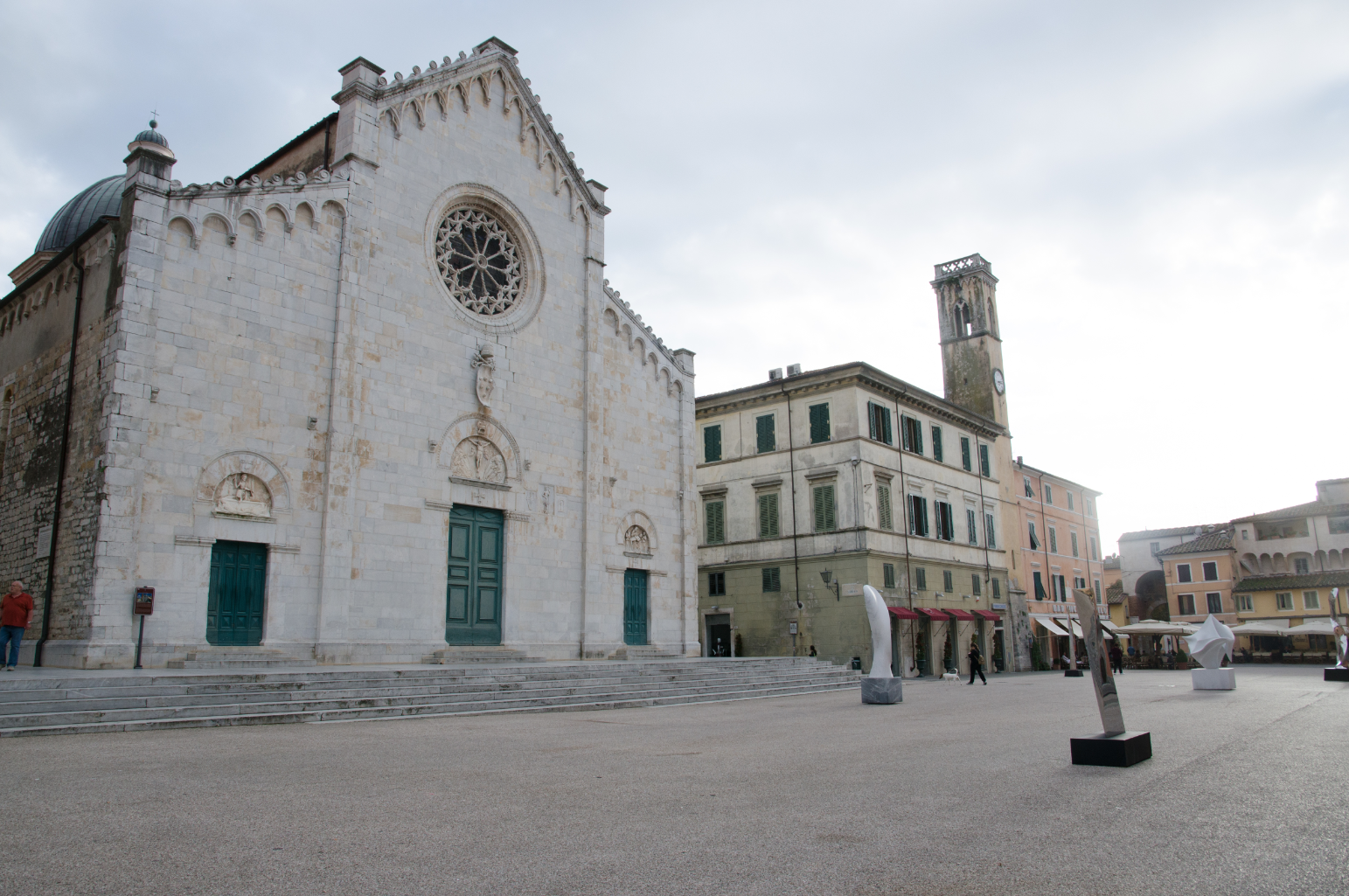 Pietrasanta e la moda. Modelli e modelle a spasso per la città